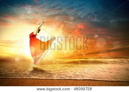 水波上記の高騰背景に日没の女性のバレエ ダンサーのイメージ