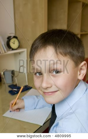 Ragazzo scrive.