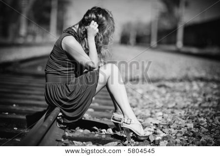 junge Frau sitzt auf einer rails