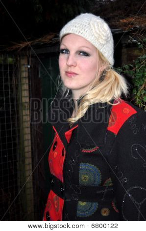 Fille avec chapeau d'hiver