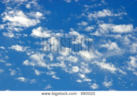 Blauwe hemel met wolken