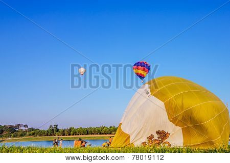 Chiangrai, Thailand - Nov 27 2014: Hot Air Balloons Challenge In Singha Park Chiangrai In Farm Festi