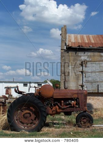 trator e celeiro