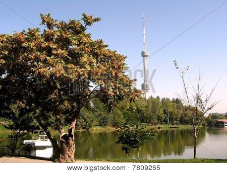 Lagoa de Yunusabad de Tashkent e Torre 2007