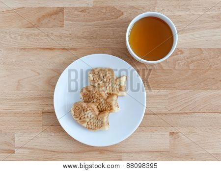 Taiyaki, japanese fish shape cake with tea