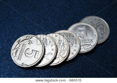 Las monedas rusas sobre fondo azul oscuro