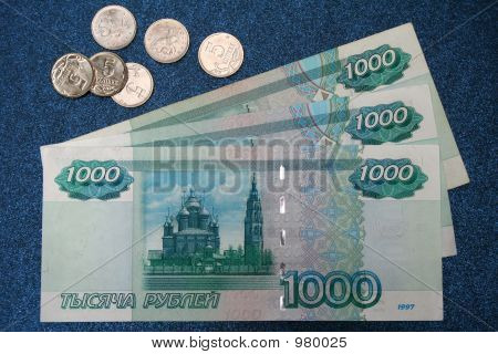 El dinero ruso para fondo azul oscuro