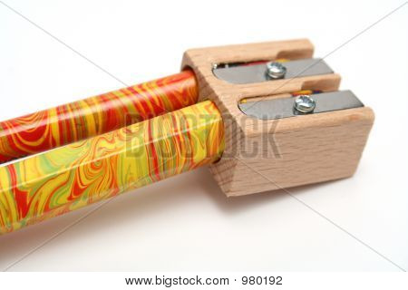 Dos lápices dentro de una madera sacapuntas para lápices