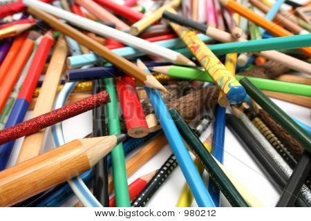 Montón de lápices multicolores de un árbol y plástico