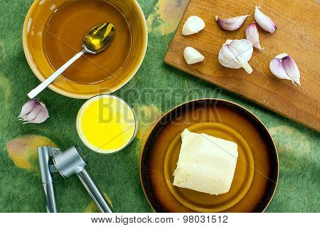 home made remedy for flu: glass of hot milk with honey butter and garlic