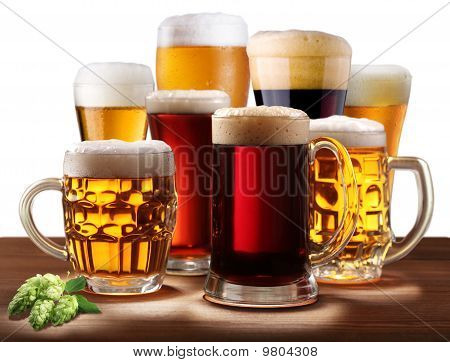 Still-life con bicchieri di birra.