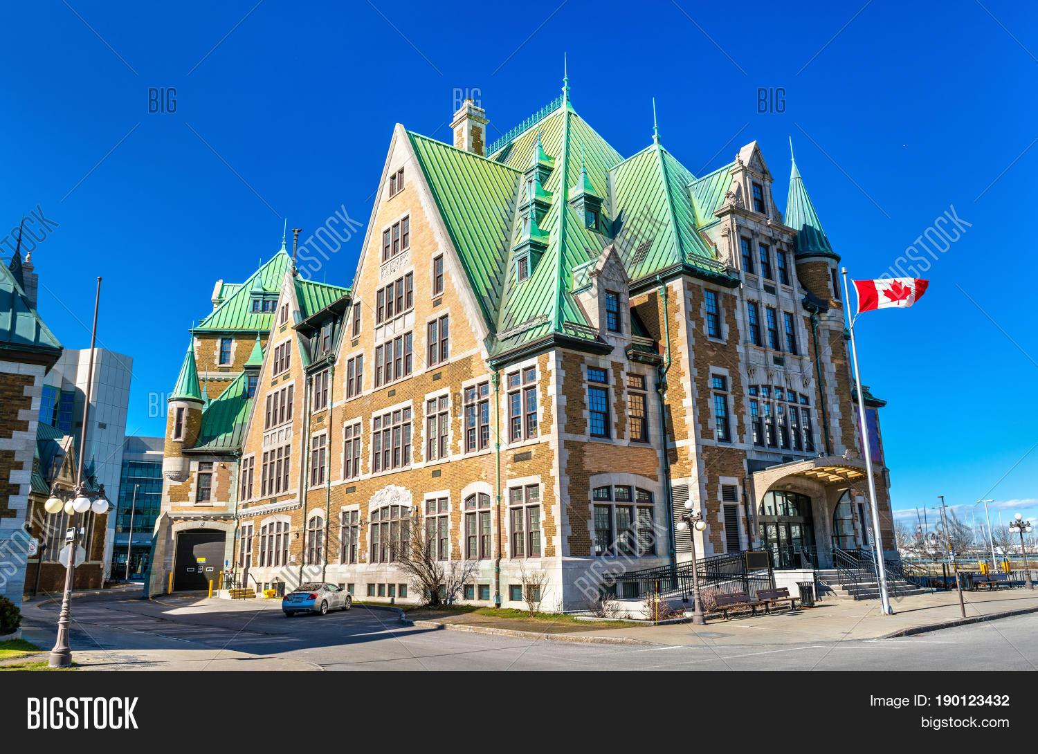 historic building in quebec city near gare du palais station