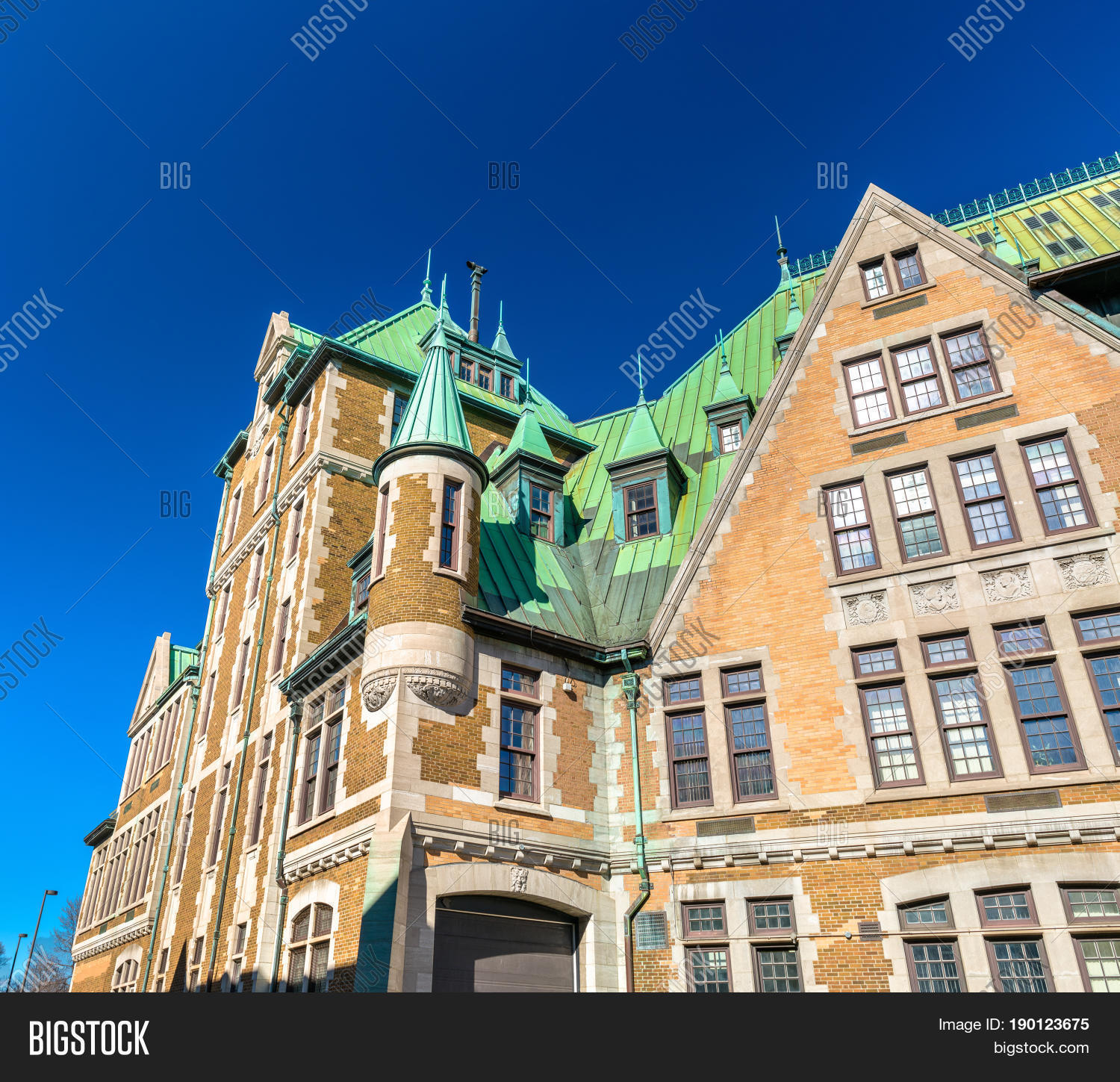 historic building in quebec city near gare du palais station