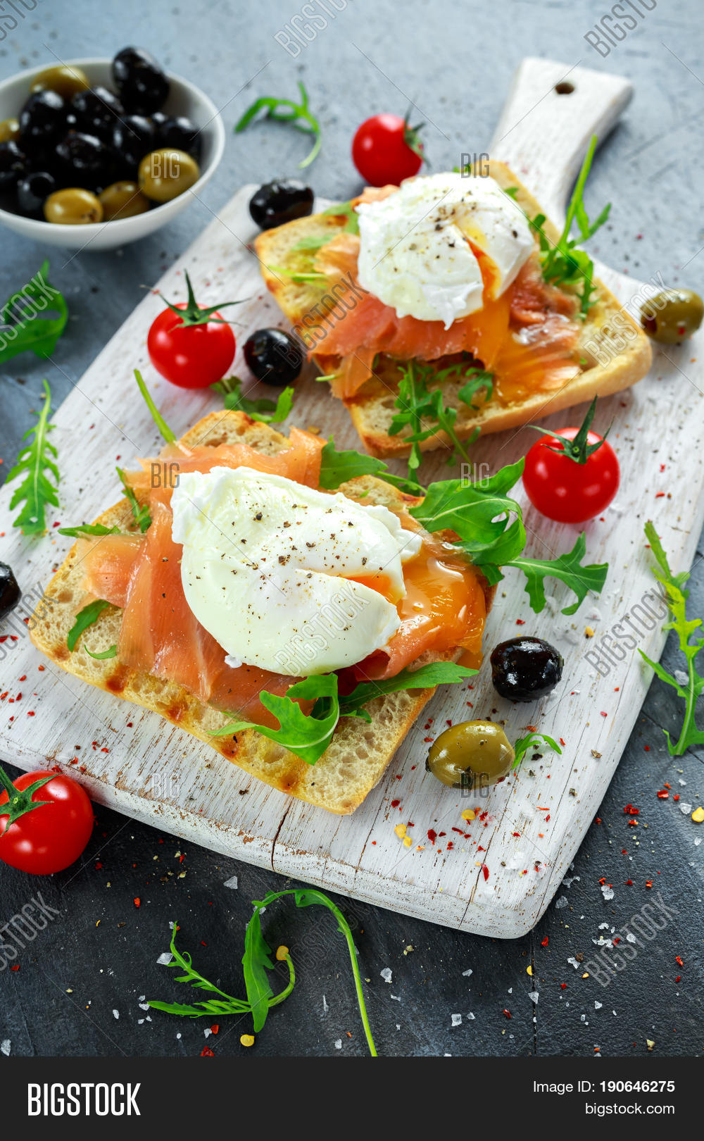 poached egg on grilled toast图片和照片 | bigstock