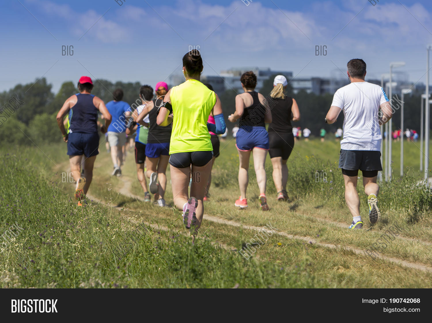 Бег 15 м с. Бег 15 м с. Бег 15 м с. Дистанции в легкой атлетике бег. Спортсмен бежит.