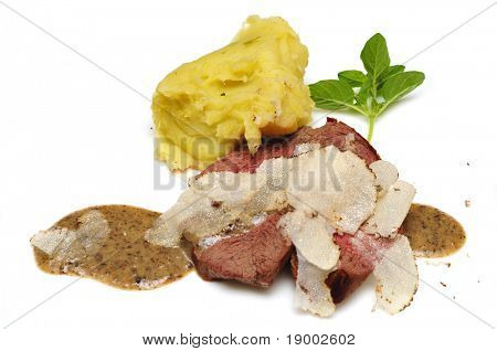 Biftek s lanýži, máta a brambor