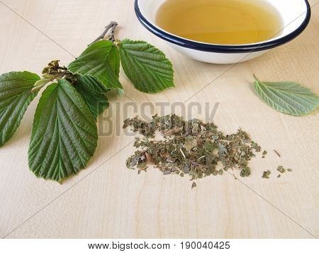 Bath essence with hamamelis and fresh and dreied leaves