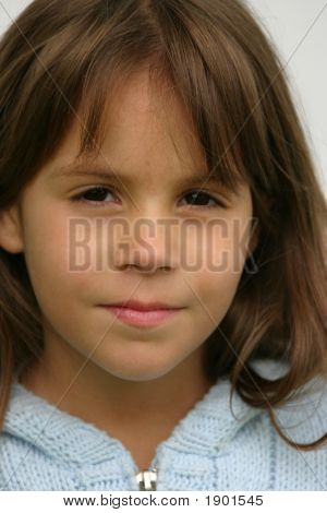 มีนาคมสาวสวยในเสื้อกันหนาวสีน้ำเงินชัด ๆ