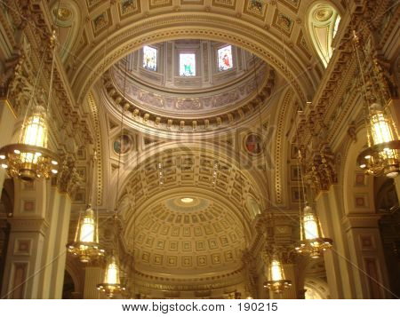 Bir katedral içinde
