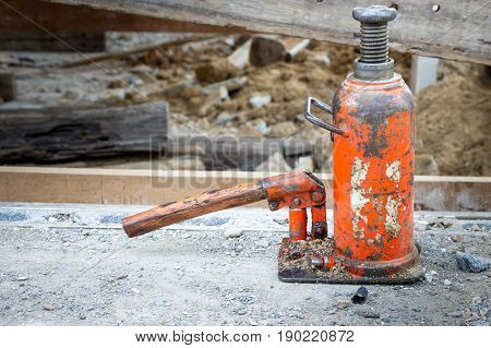 consrtuction renovate building use hydraulic jack up move house
