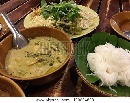 (kanom Jeen) Noodles And Chicken Curry, Sweet And Sour Shrimp Sauce Recipes And Fish Curry Sauce And