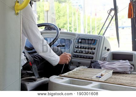 The driver of the passenger bus violates the rules of vehicle management - pretends to wear a seat belt but just threw it across his chest.