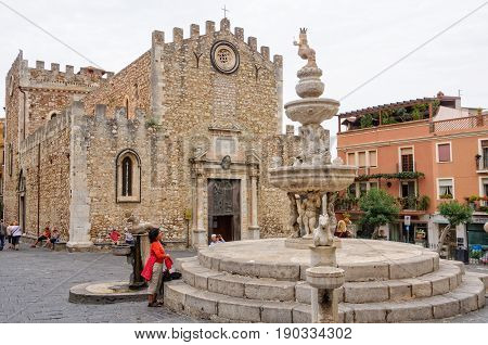 Tourists around the fountain and cathedral on the compact and picturesque Piazza Duomo - Taormina, Sicily, Italy, 22 October 2011
