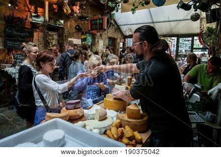 Budapest, Hungary - Avril 17, 2016: Ruin Bar Szimplakert, Kazinczy Street