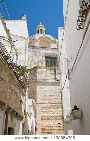 Characteristic alleyway of Locorotondo. Puglia. Southern Italy.