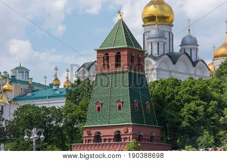 Beautiful kremlin churches and Taynitskaya (Secret) Tower.