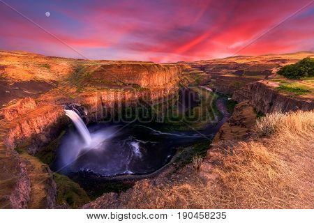 Stunning sunset at Palouse Falls in Washington state
