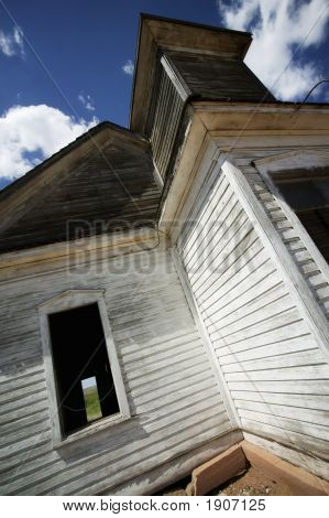 Forladte kirke bred lav vinkel