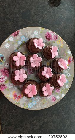 Chocolat cupcakes with chocolat frosting with pink flower
