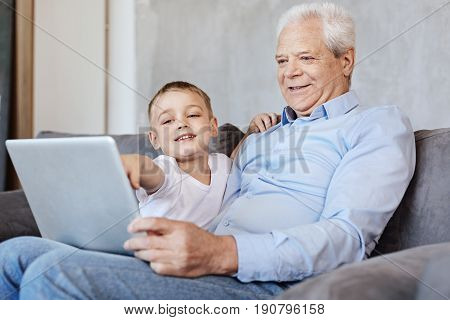 And now click here. Lovely savvy smart child giving his grandparent a lecture on how using a laptop while spending the weekend with his