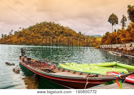 Rowing boat Wait for the people to paddle out into the vast river.