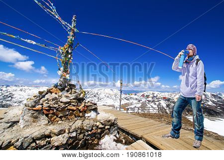 Climber Breathing With Mini Portable Oxygen Cylinger To Avoid And Treat Altitude Sickness Synptom