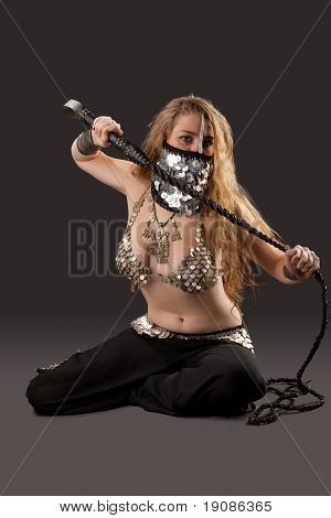 Frau mit Knout in Kettenhemd - orientalischem Kostüm