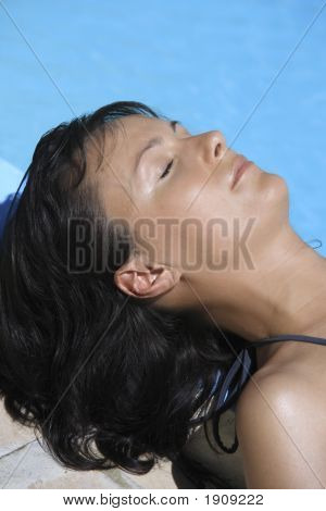 편안한 선탠 하는 여자
