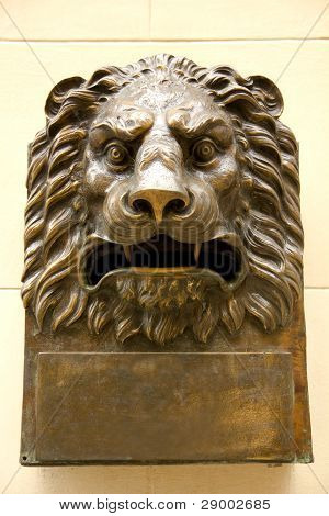 กล่องจดหมายที่ มีรูปร่าง Lionhead