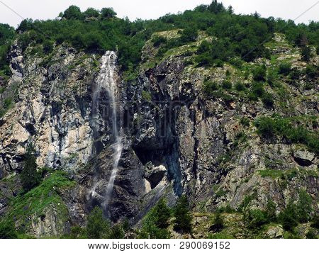 Waterfall Sidensackfall Or Wasserfall Sidensackfall, Spritzbach Stream In The Alpine Valley Of Mader
