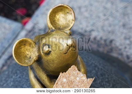 Klaipeda, Lithuania - September 22, 2018: Sculpture Known As Wonderful Little Mouse And Loaf Of сris
