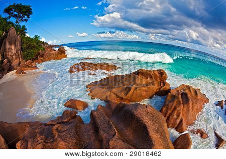 Seascape pohled s obrovské kameny