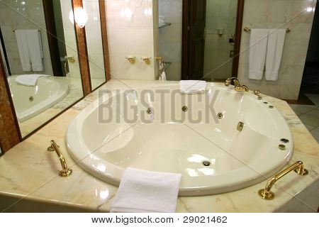 Jacuzzi dans la salle de bains moderne