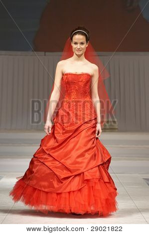 Modell in roten Braut Kleid herab, die Start-und Landebahn