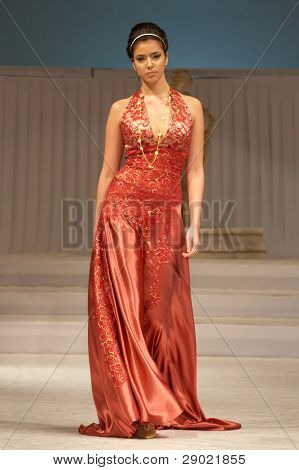 Modell im roten Kleid herab, die Start-und Landebahn