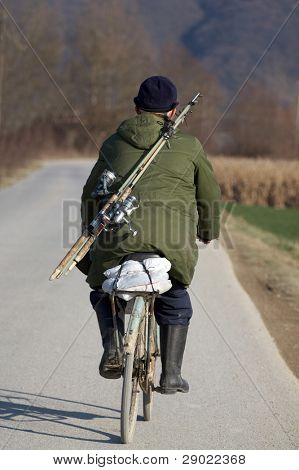 Vieillard avec un équipement de pêche