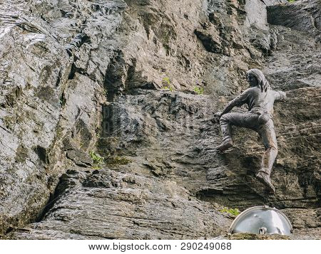 Zhangjiajie/china - 15 October 2018:alain Robert Statue On Heaven Gate Tianmen Mountain National Par