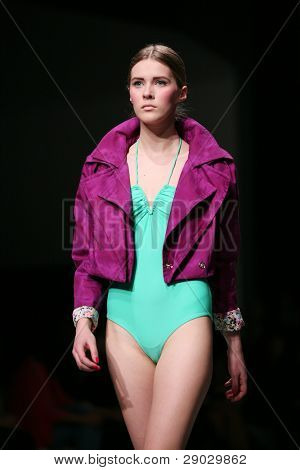 Zagreb, Kroatien 31 März: Fotomodell in Kleidung von Jasmina Arnautovic auf 'Croaporter' Fash