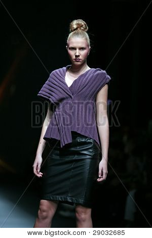 ซาเกร็บ โครเอเชีย - 20 ตุลาคม: แบบแฟชั่นเสื้อผ้าเสื้อผ้าทำ โดย Maar ไฟเอตนาใน 'Croaporter' องศาเซลเซียส
