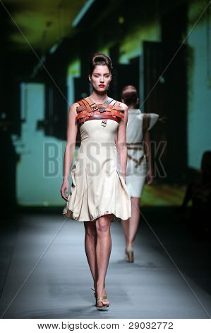 ซาเกร็บ โครเอเชีย - 20 ตุลาคม: แบบแฟชั่นเสื้อผ้าเสื้อผ้าที่ทำใน 'Croaporter' โดย Boris Pavlin 